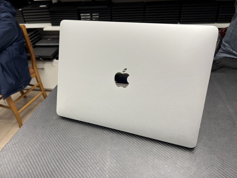 apple macbook A1706